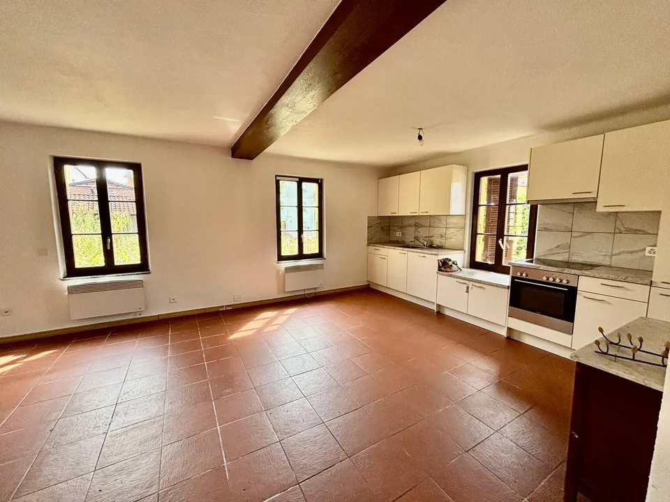 Casa indipendente con ampio giardino e posteggio