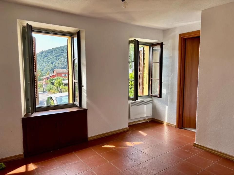 Casa indipendente con ampio giardino e posteggio