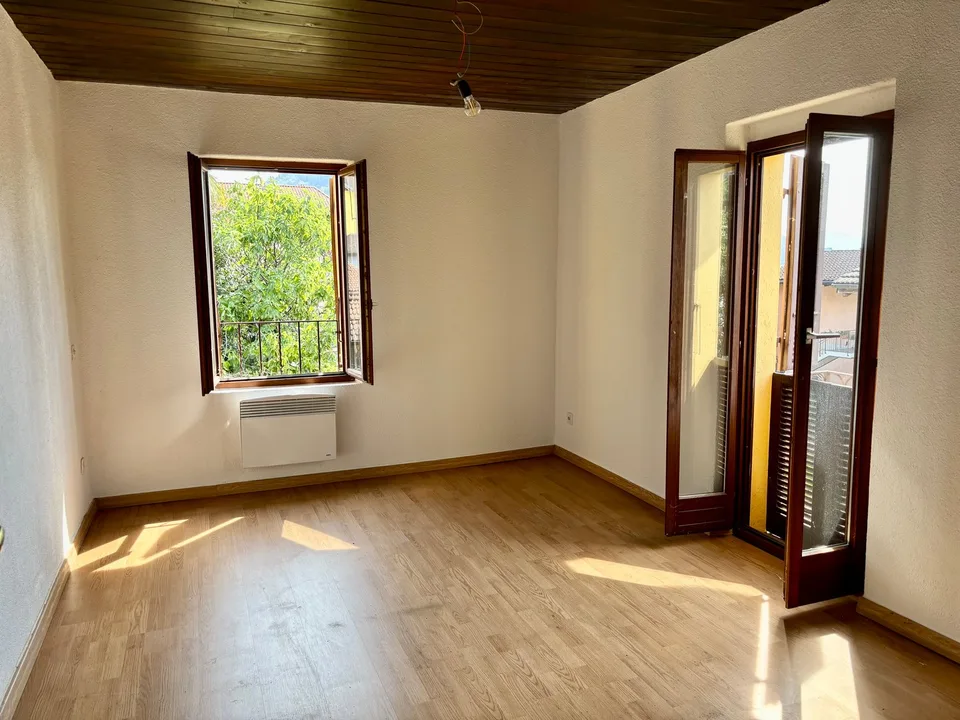 Casa indipendente con ampio giardino e posteggio