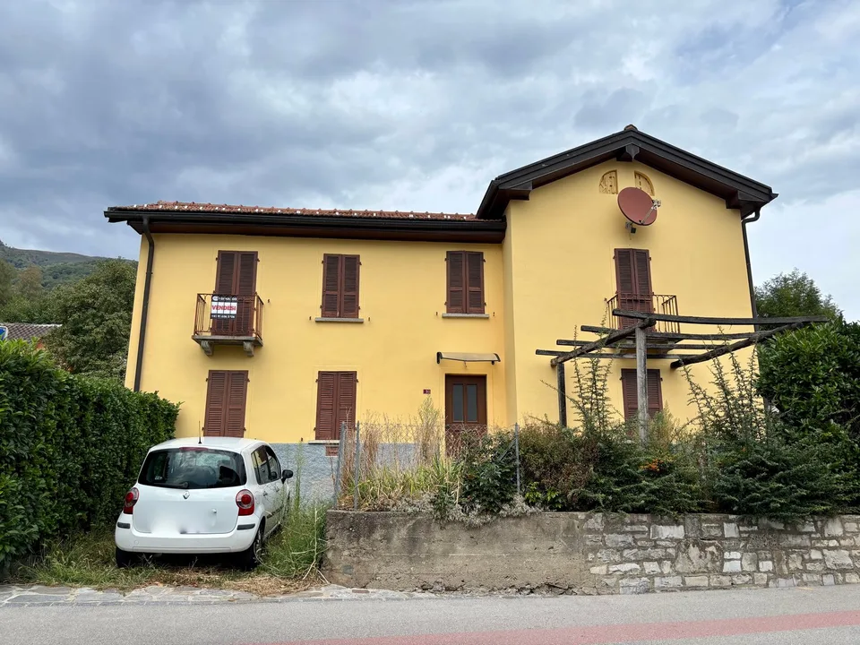 Casa indipendente con ampio giardino e posteggio