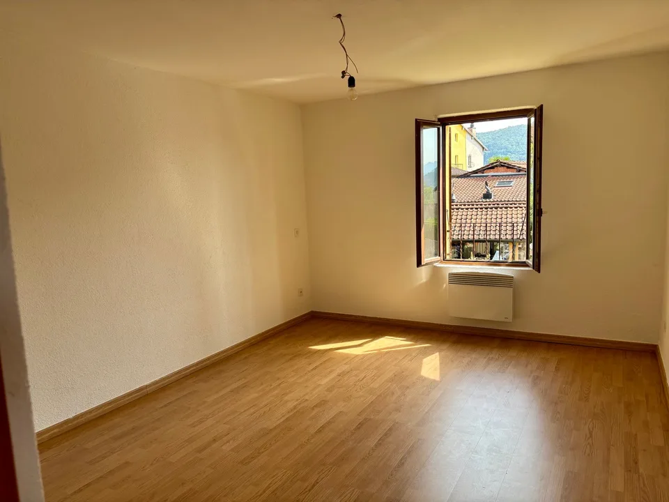 Casa indipendente con ampio giardino e posteggio