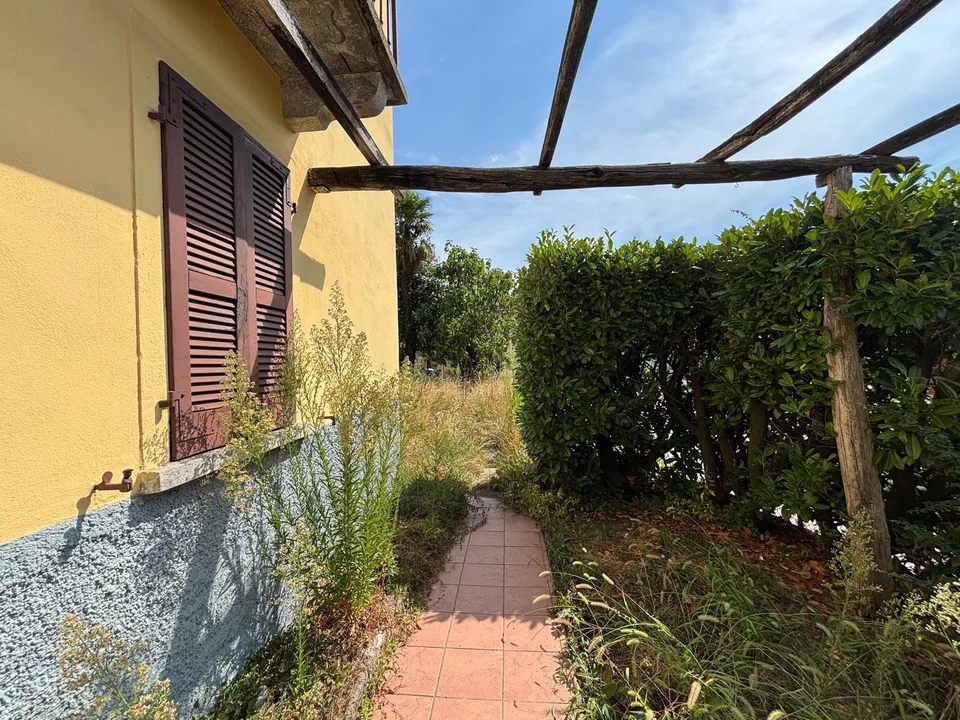 Casa indipendente con ampio giardino e posteggio