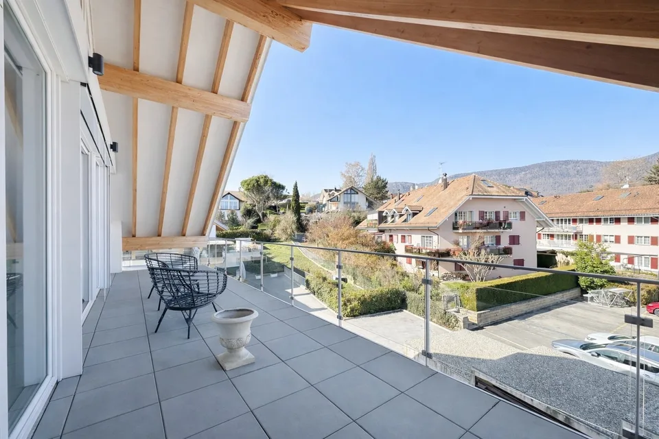 co-exclusivité: Attique en duplex de 275 m² à La Rippe (10' de Nyon)