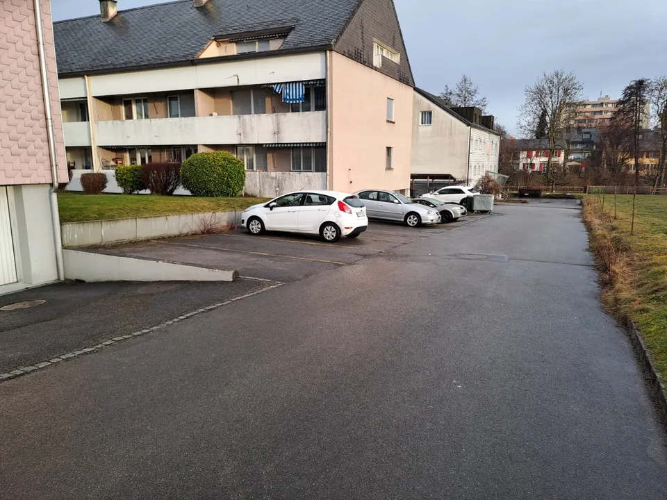 Aussen Parkplätze