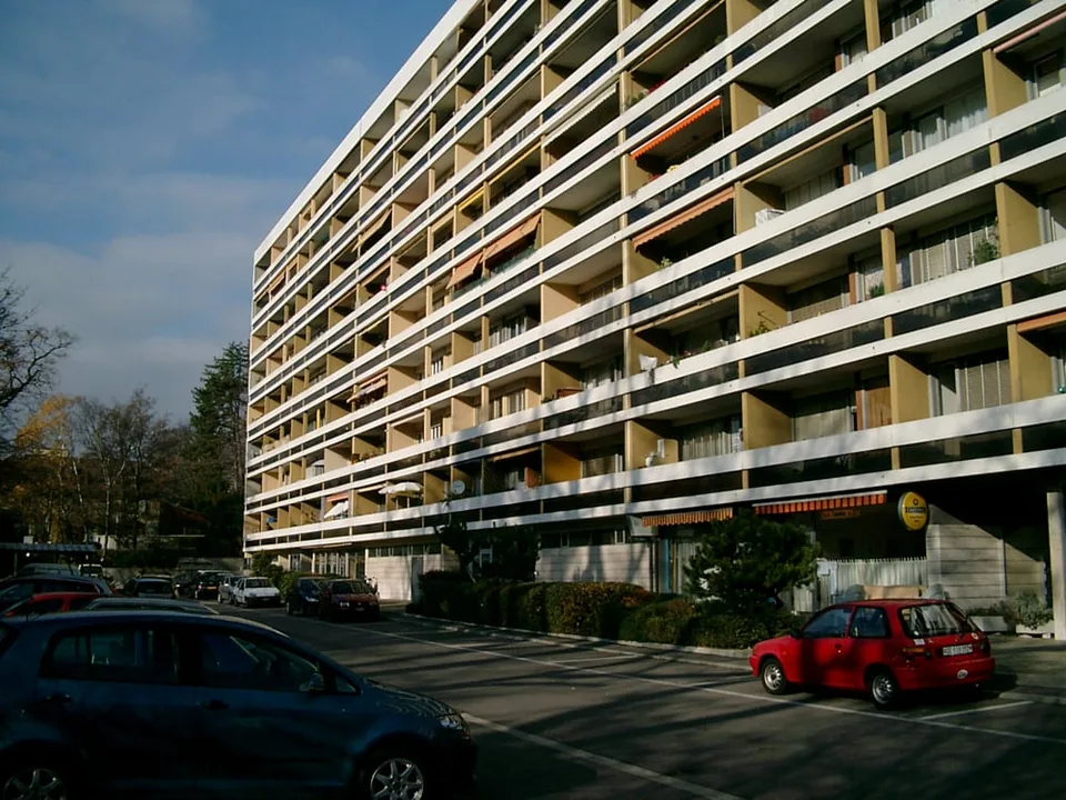 Appartement de 4 pièces avec balcon, entièrement rénové, situé au 5ème étage.