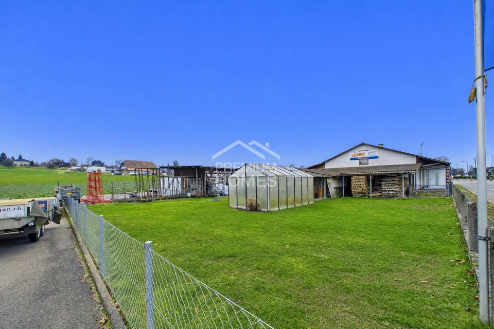 Spacious commercial property with residential house