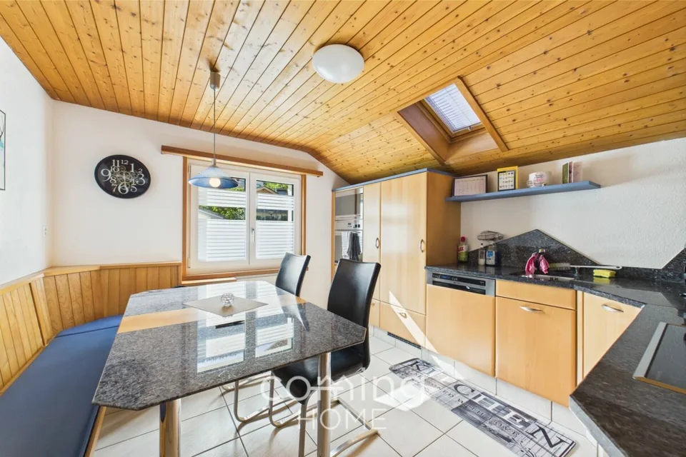 Appartement mansardé de 4 pièces à Ried-Brig - Rénové, ensoleillé, avec vue sur les montagnes
