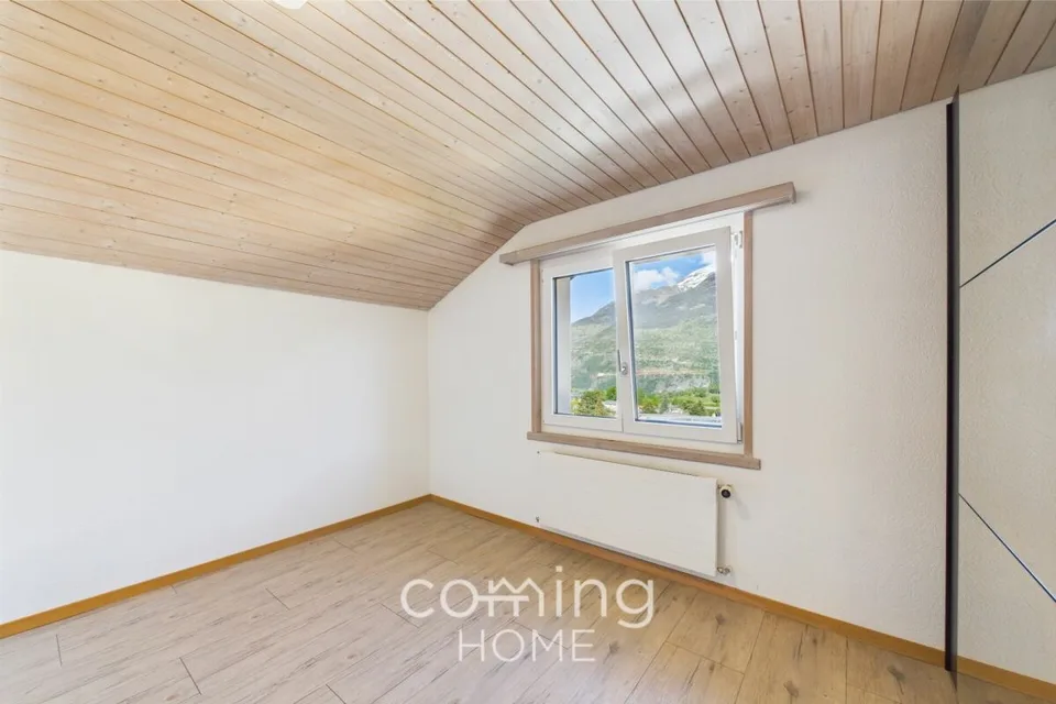 Appartement mansardé de 4 pièces à Ried-Brig - Rénové, ensoleillé, avec vue sur les montagnes