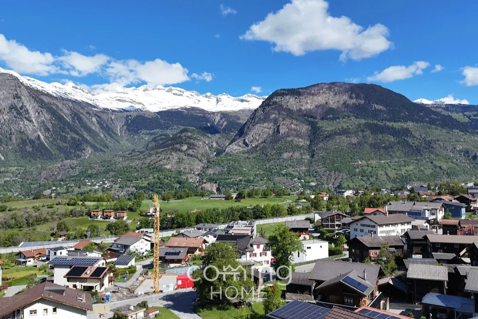 Appartement mansardé de 4 pièces à Ried-Brig - Rénové, ensoleillé, avec vue sur les montagnes