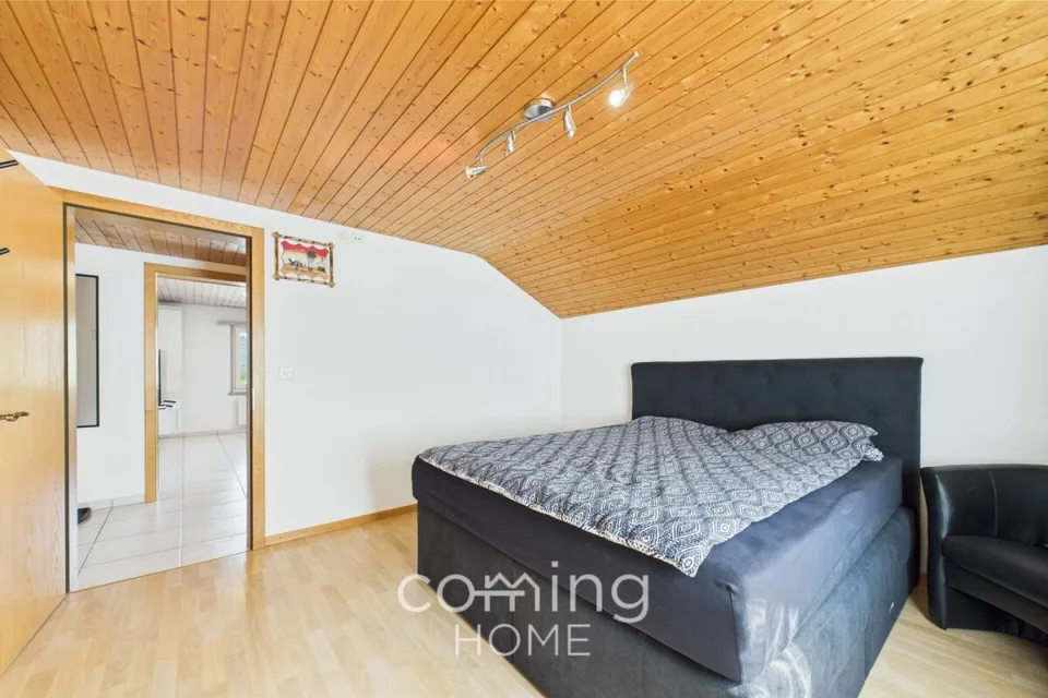 Appartement mansardé de 4 pièces à Ried-Brig - Rénové, ensoleillé, avec vue sur les montagnes
