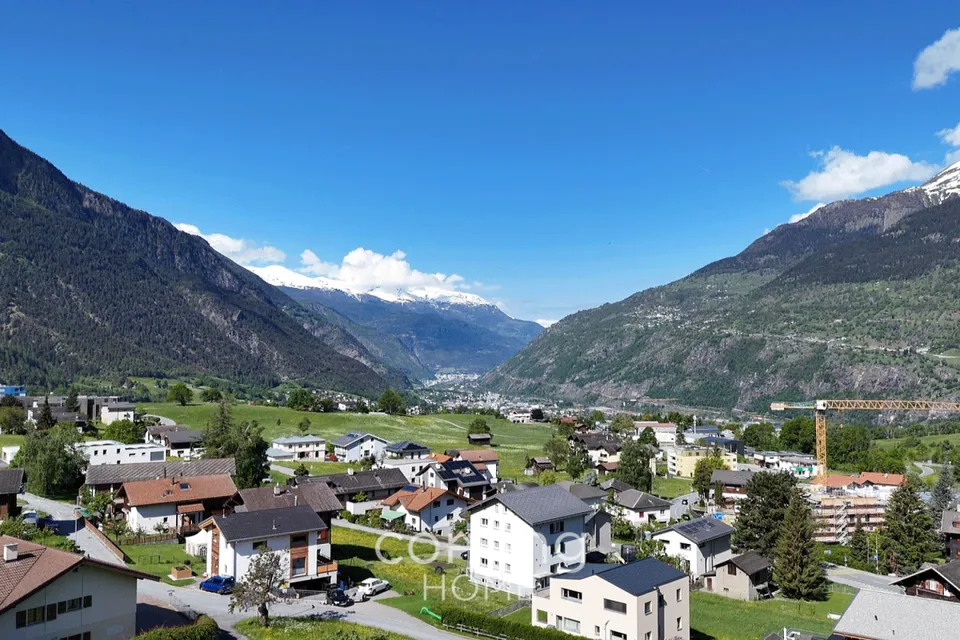 Appartement mansardé de 4 pièces à Ried-Brig - Rénové, ensoleillé, avec vue sur les montagnes