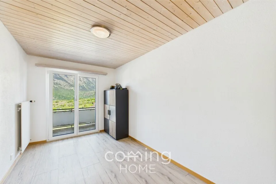Appartement mansardé de 4 pièces à Ried-Brig - Rénové, ensoleillé, avec vue sur les montagnes