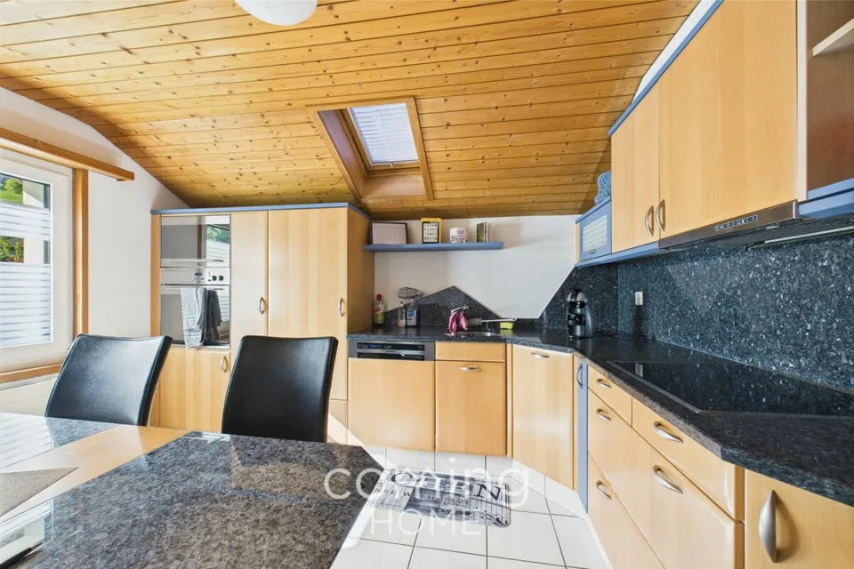 Appartement mansardé de 4 pièces à Ried-Brig - Rénové, ensoleillé, avec vue sur les montagnes