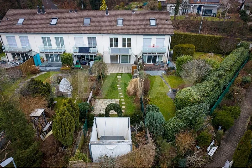 Maison mitoyenne avec paix, espace et retraites sur trois étages