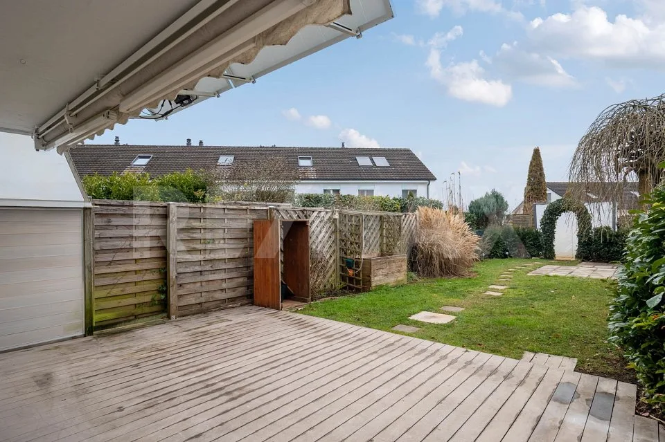 Maison mitoyenne avec paix, espace et retraites sur trois étages