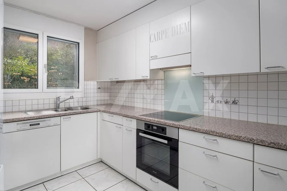 Maison mitoyenne avec paix, espace et retraites sur trois étages