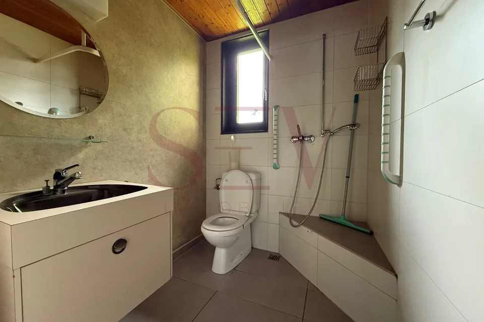 2 Wohnungen mit 3.5 Zimmern - Chalet mit Charakter und freier Sicht