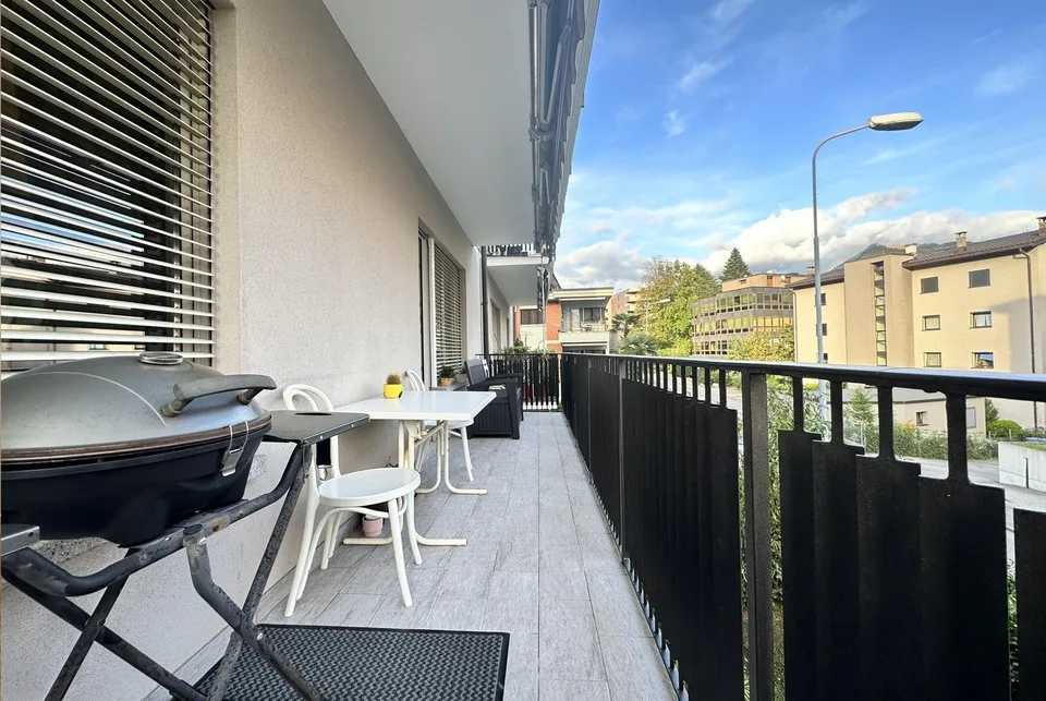AMPIO 4.5 LOCALI COME NUOVO CON BALCONE A LUGANO BREGANZONA