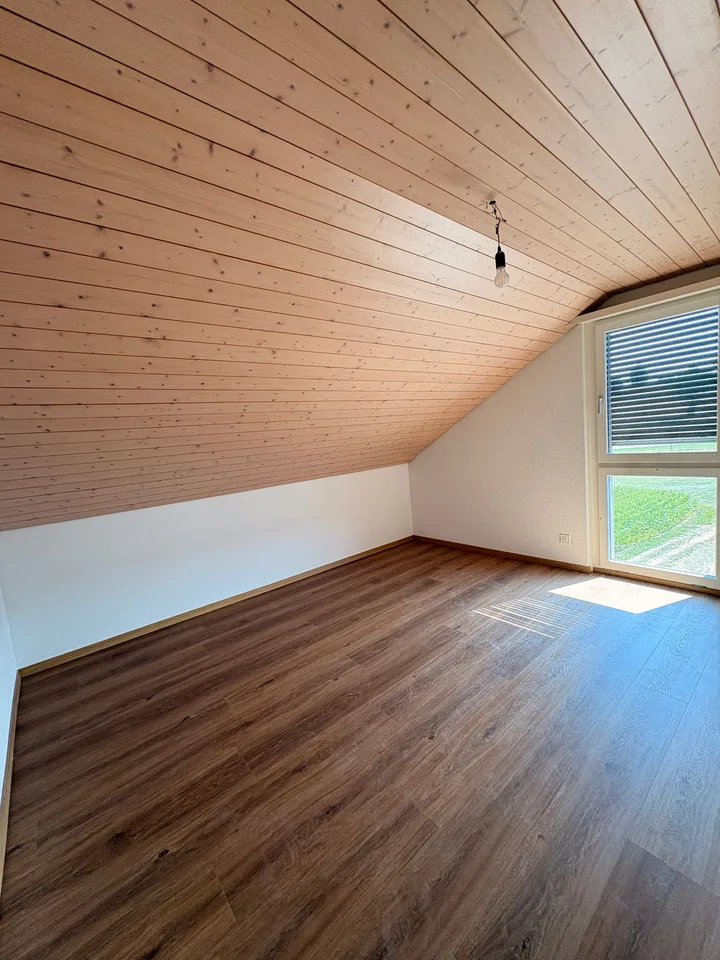 Wunderschöne preisgünstige Dachwohnung mit Cheminée, ruhig und doch zentral