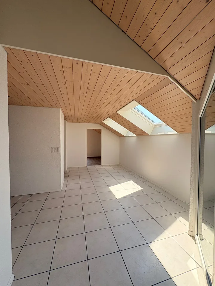 Wunderschöne preisgünstige Dachwohnung mit Cheminée, ruhig und doch zentral