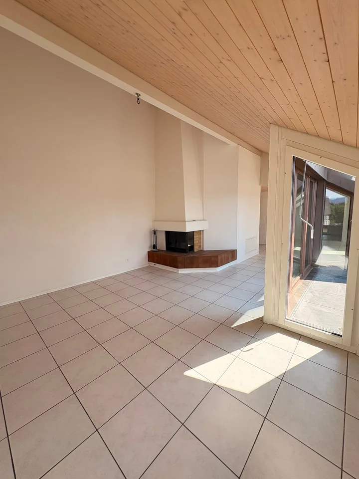 Wunderschöne preisgünstige Dachwohnung mit Cheminée, ruhig und doch zentral