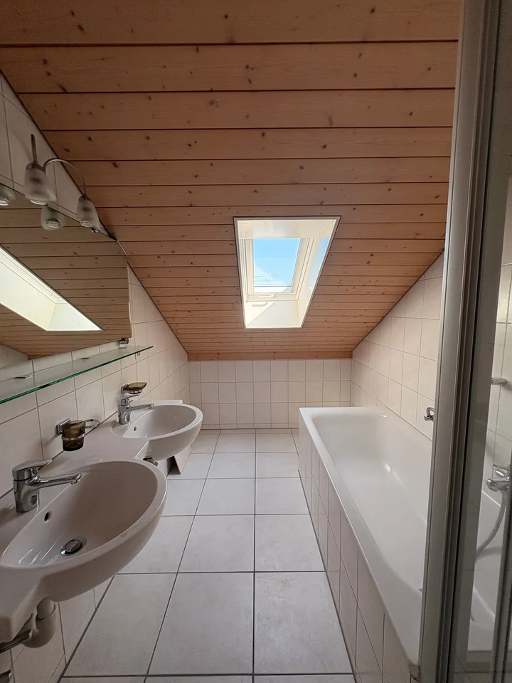 Wunderschöne preisgünstige Dachwohnung mit Cheminée, ruhig und doch zentral