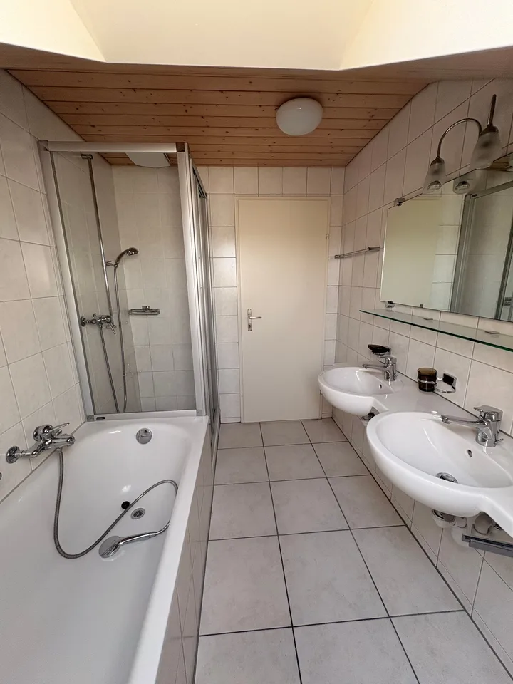Wunderschöne preisgünstige Dachwohnung mit Cheminée, ruhig und doch zentral