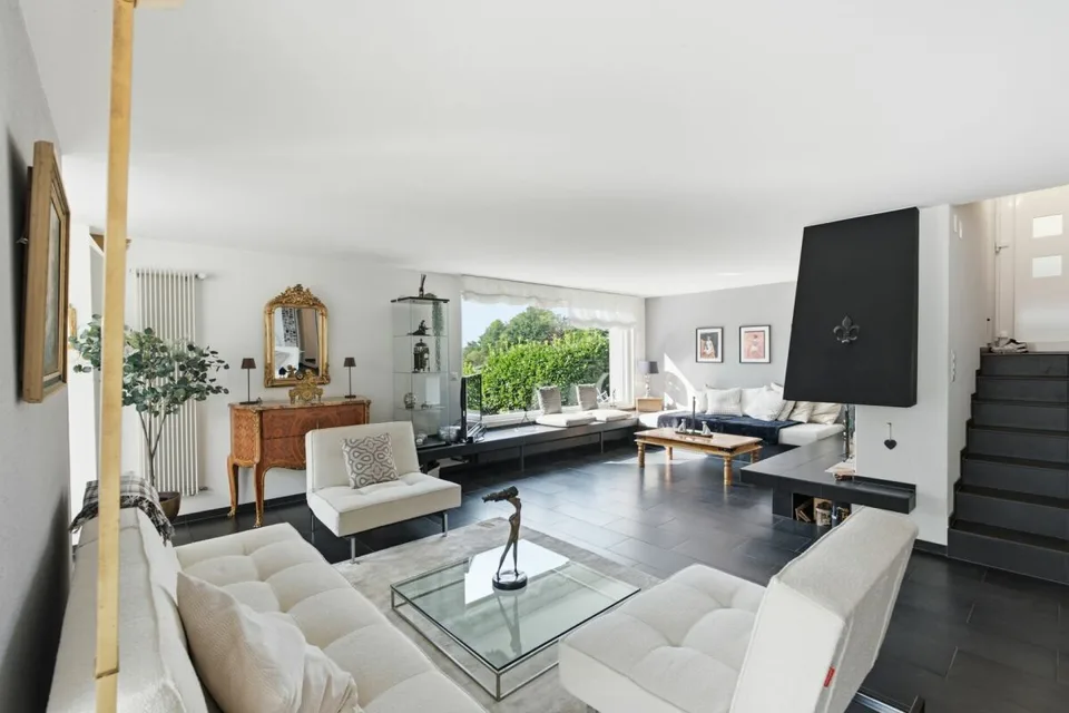 Vivere con vista: casa unifamiliare di 6,5 locali, stile elegante, con piscina