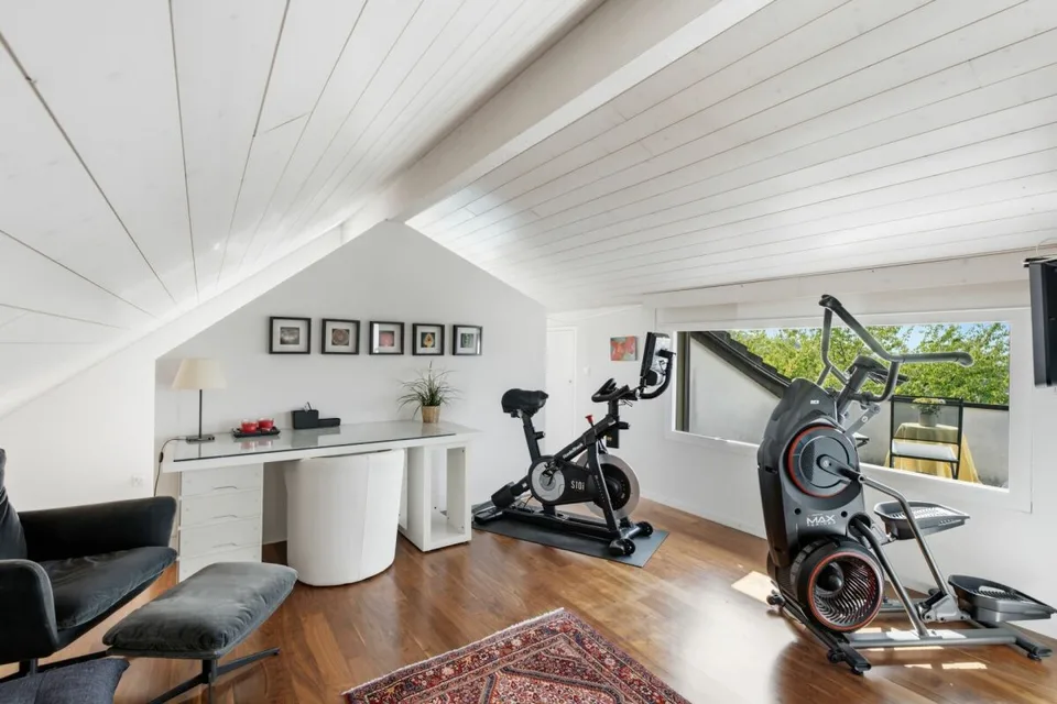 Vivere con vista: casa unifamiliare di 6,5 locali, stile elegante, con piscina