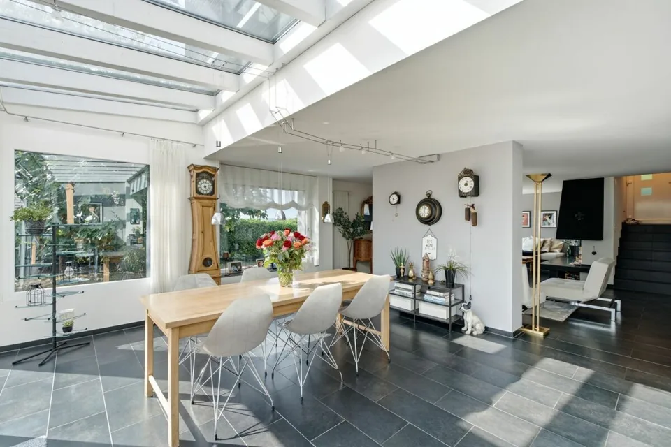 Vivere con vista: casa unifamiliare di 6,5 locali, stile elegante, con piscina
