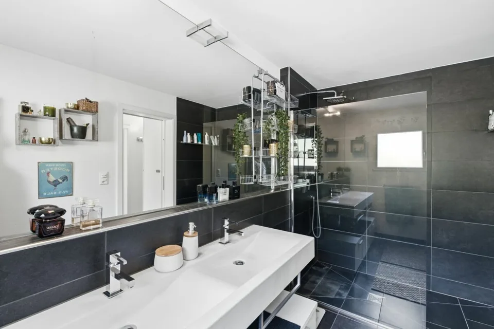 Vivere con vista: casa unifamiliare di 6,5 locali, stile elegante, con piscina