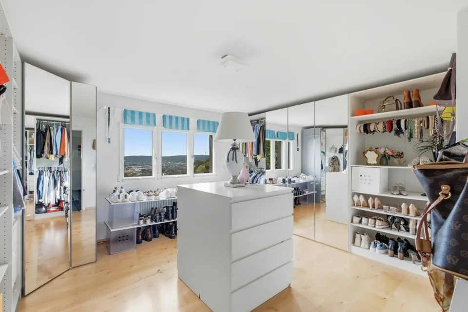 Vivere con vista: casa unifamiliare di 6,5 locali, stile elegante, con piscina