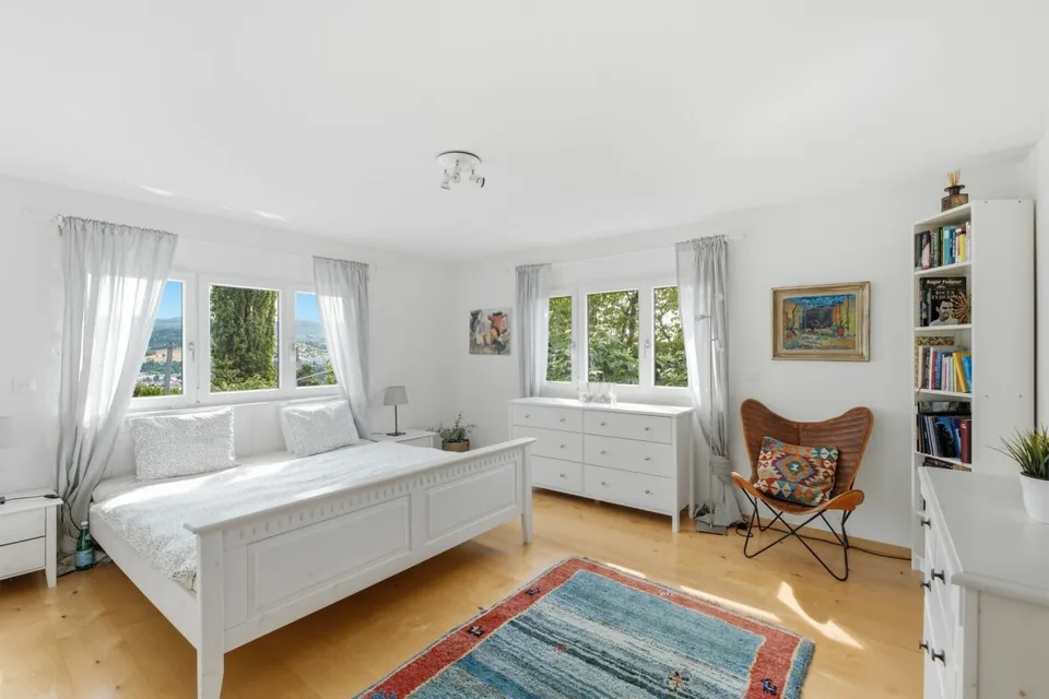 Vivere con vista: casa unifamiliare di 6,5 locali, stile elegante, con piscina