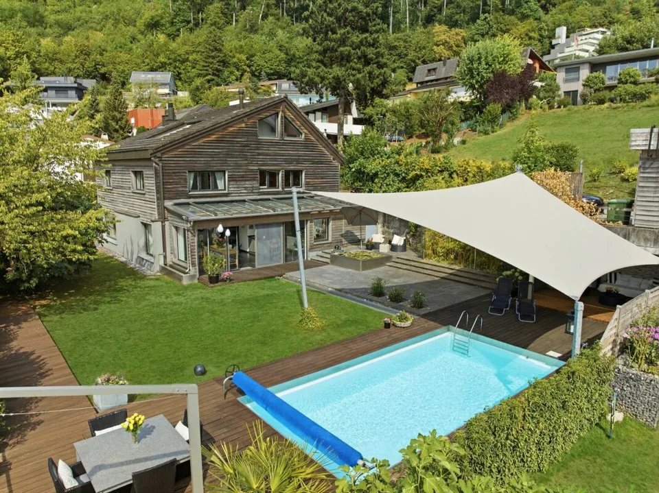 Wohnen mit Weitblick:                                     Stilvolles, freistehendes 6.5 Z' EFH mit Pool