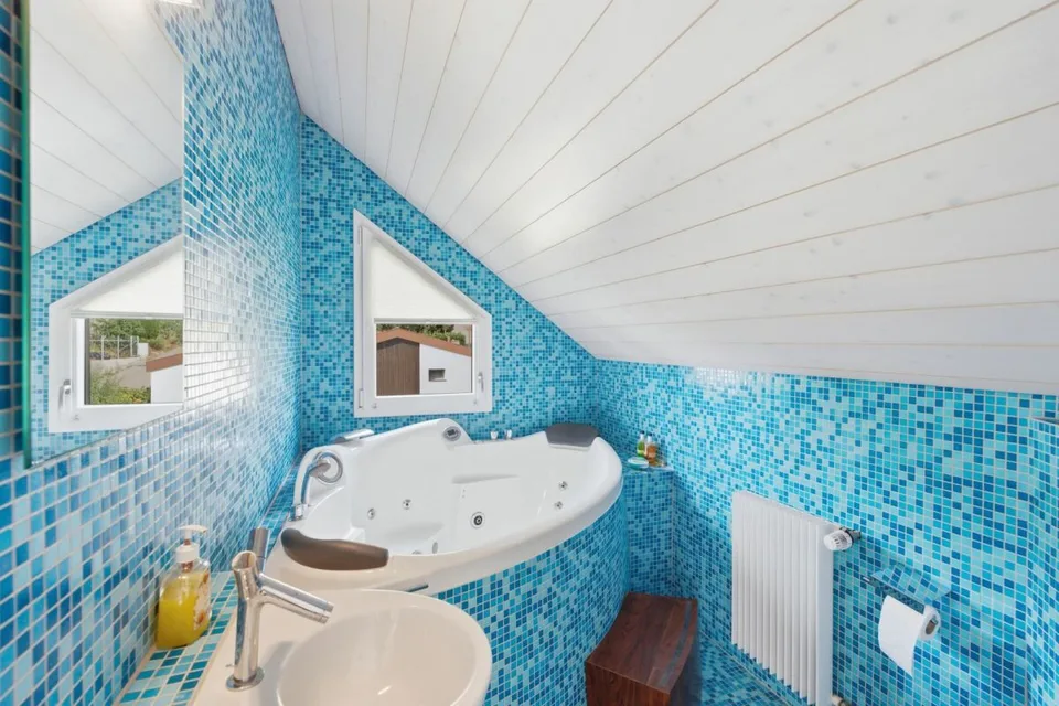 Vivere con vista: casa unifamiliare di 6,5 locali, stile elegante, con piscina
