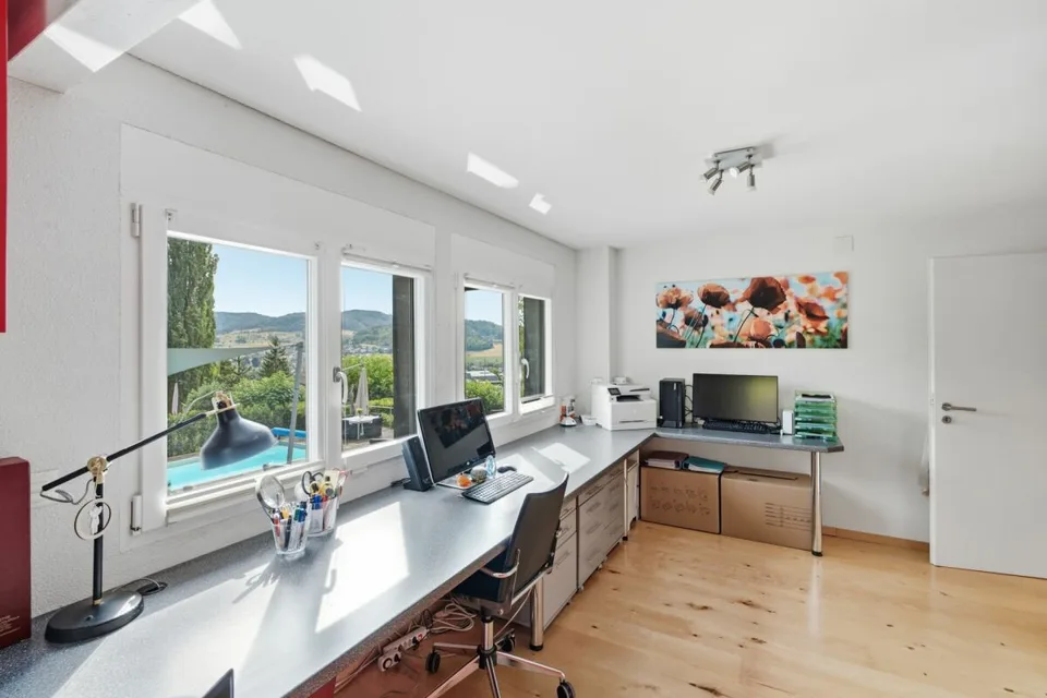 Vivere con vista: casa unifamiliare di 6,5 locali, stile elegante, con piscina