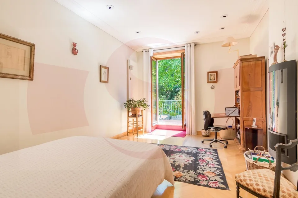 Rare appartement proche de l'église Russe