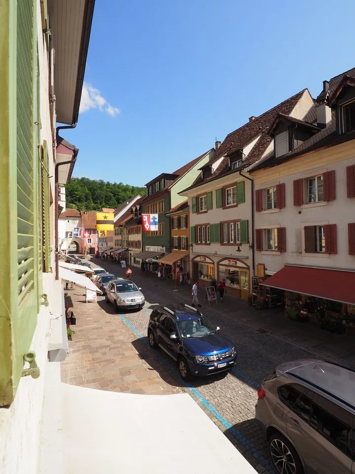 À louer un spacieux appartement duplex/maisonnette de 6,5 pièces dans le Stedtli Laufen.