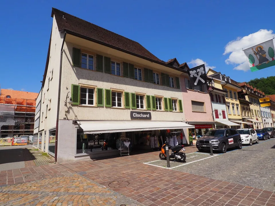 À louer un spacieux appartement duplex/maisonnette de 6,5 pièces dans le Stedtli Laufen.