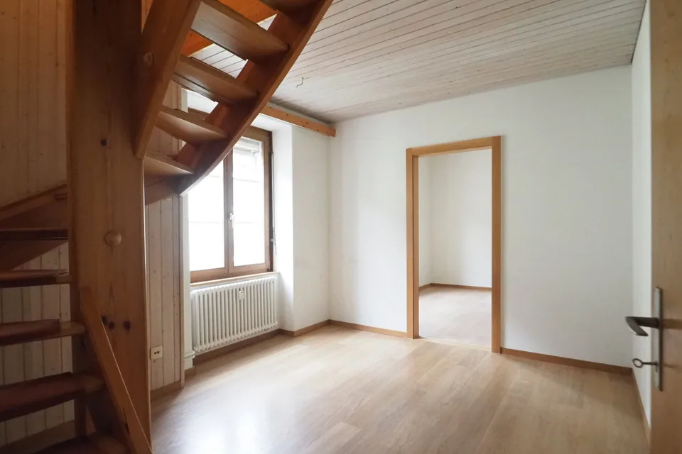À louer un spacieux appartement duplex/maisonnette de 6,5 pièces dans le Stedtli Laufen.