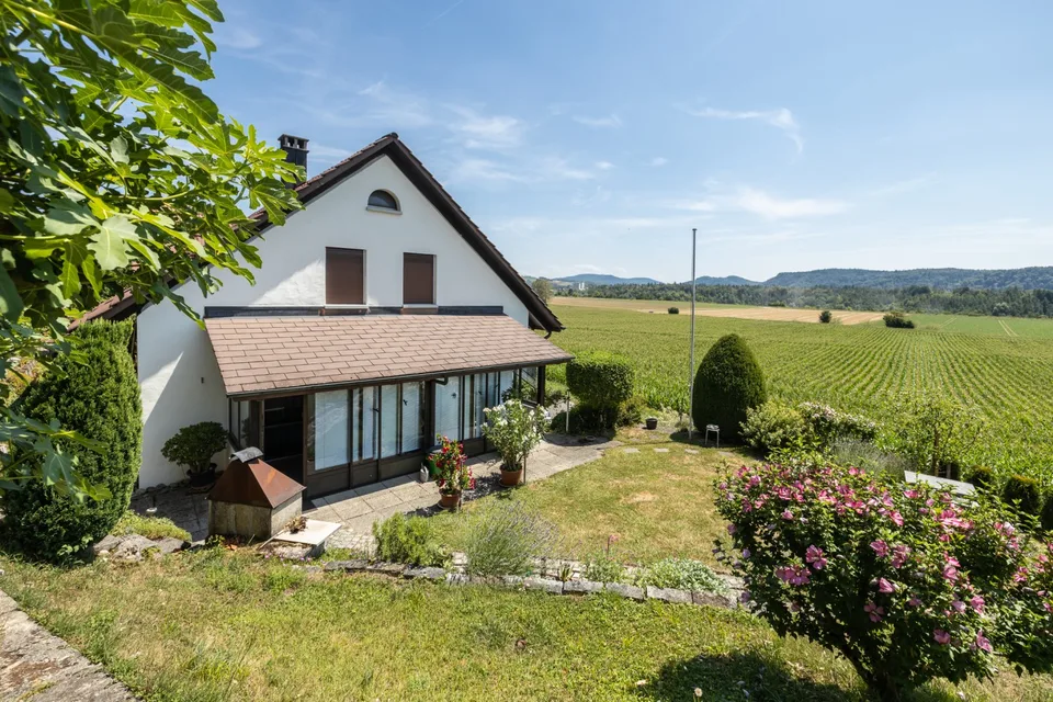 Casa unifamiliare indipendente con grande giardino