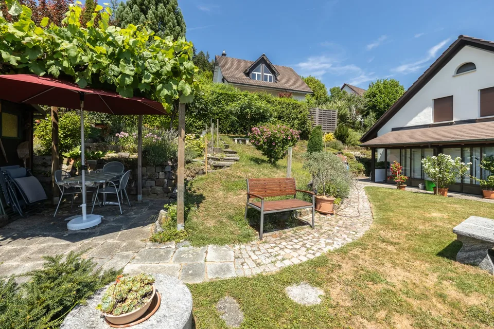 Casa unifamiliare indipendente con grande giardino