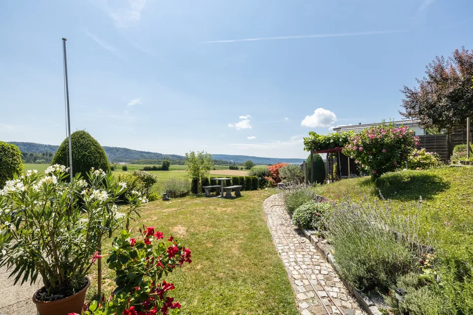 Casa unifamiliare indipendente con grande giardino