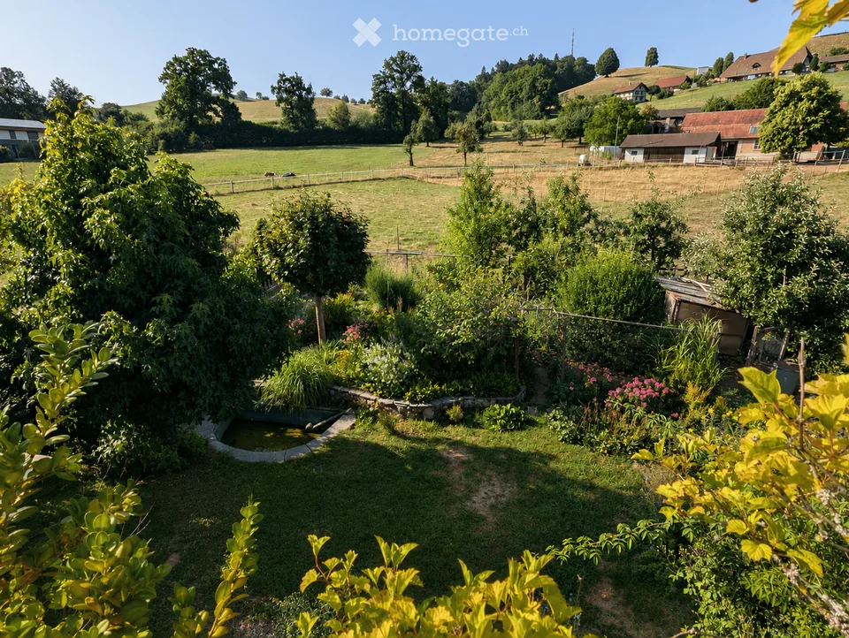 Casa di due famiglie affascinante di 4,5 locali a Huttwil – disponibile immediatamente!