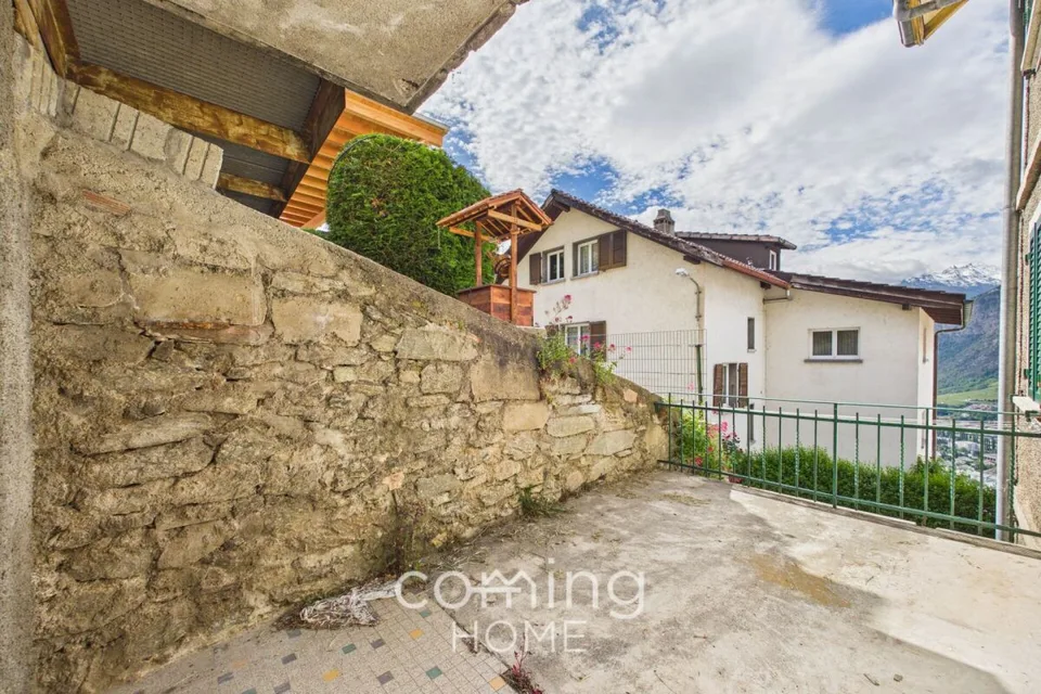 Appartement de 4 pièces rénové à Eggerberg avec balcon ensoleillé