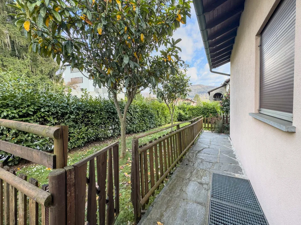 House with three apartments and lake view in Ponte Tresa