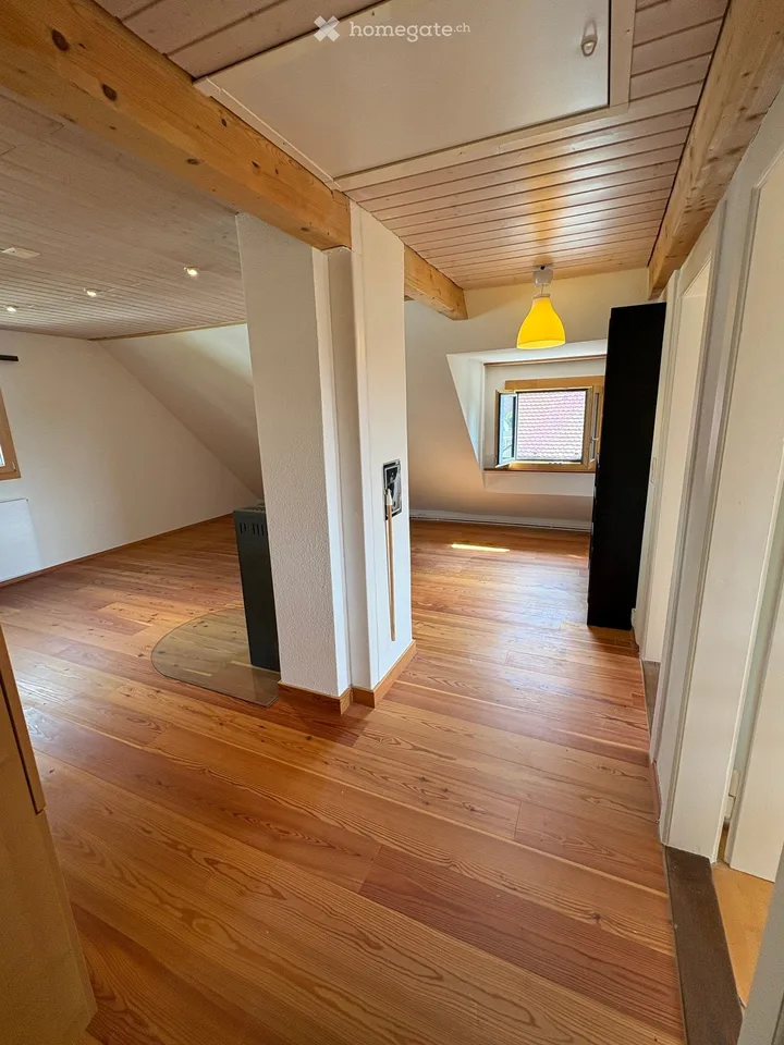 Charmant appartement 3 pièces en mansarde dans un quartier calme à Arlesheim