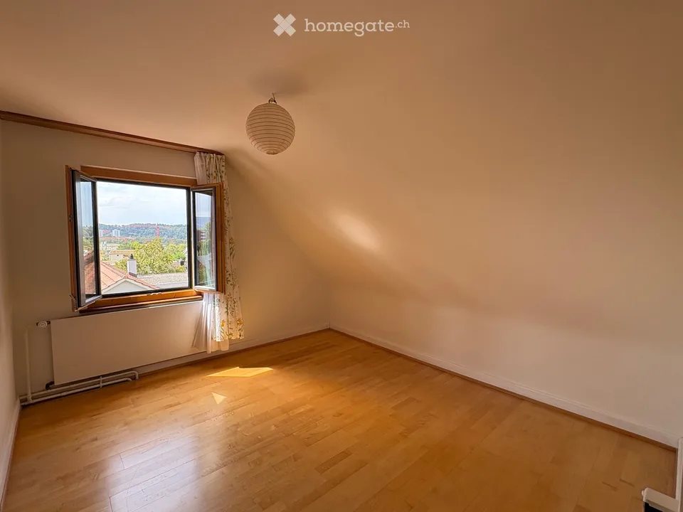 Charmant appartement 3 pièces en mansarde dans un quartier calme à Arlesheim