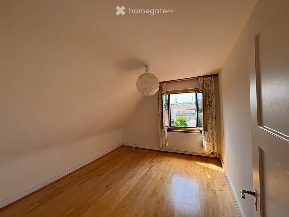 Charmant appartement 3 pièces en mansarde dans un quartier calme à Arlesheim