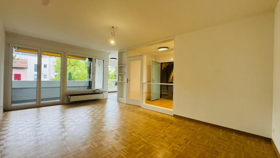 Appartamento di 2,5 locali completamente ristrutturato con stanza da hobby, balcone, soffitta, cantina, e posto auto sotterraneo